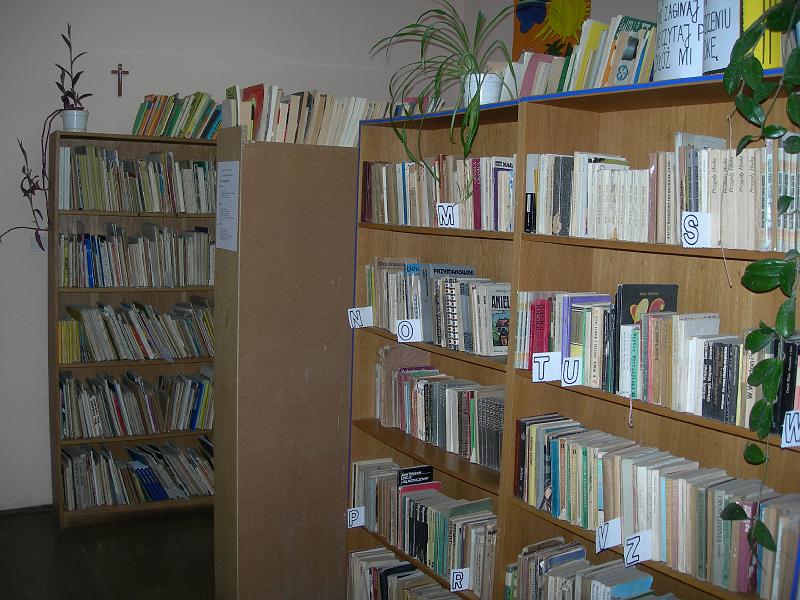 Biblioteka w Szkole Podstawowej.JPG